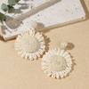 Aretes de isla hechos a mano de girasol de rafia y pasto, aretes de flores grandes exagerados de personalidad junto al mar, venta al por mayor de aretes