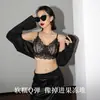 Lingerie de renda francesa, projetada para mulheres com seios pequenos, apresenta um estilo sexy e sedutor, é sem aro para conforto e vem na cor branca.. É um sutiã fino e leve adequado para o verão