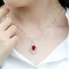 Colgante de Corazón Calado con Forma de Botella de Agua Rubí Colgante de Corindón Rojo Collar con Colgante de Patrón de Diamantes de Zirconia Micropavé