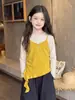 Roupa de outono para meninas: Conjunto casual e fashion de duas peças estilo coreano, apresentando um top assimétrico e calças cargo largas, estilosas e modernas.