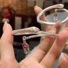 Nuevo Estilo Chino Estilo Nacional Pulsera de Apertura para Mujer Caperucita Roja con Exquisito Todo-partido Alto Valor Moda Personalizada Regalo para Novia