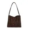 Bolsa de balde retrô Maillard elegante e sofisticada para mulheres, 2026, adequada para trabalho, deslocamento e escola, com grande capacidade e projetada como bolsa de ombro.