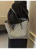 La popular bolsa grande para mujer de este año es la nueva bolsa tote versátil de estilo vintage para el día a día 2026 con un elegante estampado y correa para el hombro