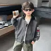 Jaqueta Masculina de Primavera e Outono 2026 Novo Estilo Jaqueta com Capuz Casual Estilosa Infantil Roupas de Outono para Bebê Top Bonito Moderno
