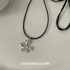 Collar de Plata de Ley S925 con Flor y Cuerda Negra para Mujer, Estilo Ins Ajustable Versátil Cadena de Suéter de Alta Gama