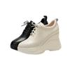 Sapatos Brancos Pequenos Aumento de Altura Interna Feminino Primavera e Verão 2025 Novos Sapatos Femininos Explosões Sola Grossa Versáteis Sapatos Brancos Superfície de Malha Lazer Esportes