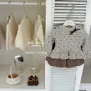 ¡Le'en Tía Bebé en el Extranjero! Conjunto original de top con lunares, volante de lazo y pantalones de farol para niña