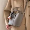 Bolsos de Otoño e Invierno para Mujer 2025 Nueva Moda Tendencia Versión Coreana Nicho Versátil Bolso Cubo Súper Popular Bolso Cruzado para el Trabajo