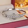 Pulsera de la suerte de diseño de moda exquisito y de moda más vendida, accesorio de mano versátil de lujo ligero transfronterizo, simple y elegante, con incrustaciones de circonita