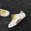Zapatillas de entrenamiento alemanas de cuero para mujer, zapatillas casuales versátiles con cordones de estilo vintage con aumento interno de altura, zapatillas deportivas blancas con diseño de estrella