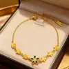 Lele Jewelry Pulsera de Acero de Titanio Moderna y Versátil para Mujer Nuevo Diseño de Flor Margarita Oro de 18K Joyería de Mano Europea y Americana