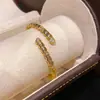 Pulseira de Letras com Zircônia Banhada a Ouro Real 18K, Pulseira Dourada de Luxo Leve e de Alta Qualidade, Joia de Mão Moderna e Versátil para Mulheres