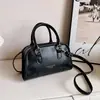 Bolso Boston de diseño único con bloques de color para mujer, con un sencillo estampado de letras, con un dije, adecuado para ir al trabajo y para uso casual, se puede llevar como bolso de mano, bolso de hombro o bolso cruzado