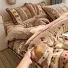 Conjunto de quatro peças de capa de cama de veludo de leite com borda de concha, conjunto de três peças de flanela de veludo coral espessado de inverno para dormitório