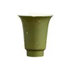 Xícara de chá celadon estilo antigo com detalhes em ouro, apresentando uma borda floral, projetada para apreciar chá, uma única xícara de cerâmica para cerimônias de chá tradicionais chinesas, um conjunto de chá retrô
