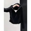 Top com capuz em cor contrastante preto e branco de outono para mulheres, camiseta de manga longa com zíper parcial e cordão para ajuste na cintura, estilo duas peças falsas