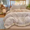 Conjunto de cama de quatro peças em veludo de leite de inverno, quente e com forro de fleece, estilo princesa com acabamento em renda, capa de edredom em fleece de coral, lençol e lençol com elástico