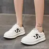 Sapatos Brancos de Solado Grosso com Sensação de Luxo, Bolinho de Arroz, Novo Estilo Outono 2026, Tênis Board Esportivo para Estudantes, Versátil, Solado Macio, Leve, Sapatos Femininos