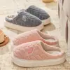 Nuevas Pantuflas de Algodón 2026 para Mujer, Cálidas de Invierno para Interiores en Casa, Zapatos de Maternidad, Pantuflas de Algodón Antideslizantes de Suela Gruesa para Hombre