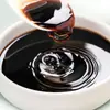 Botella grande comercial de aderezo para ensaladas para mezclar con pepinos, platillos fríos, fideos fríos y otros platillos fríos; también adecuado para uso doméstico como una botella pequeña de salsa sazonadora