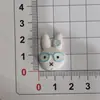 Conejo Miffy con gafas, accesorios de resina DIY para Crocs, pinzas para el cabello, gomas para el cabello, hebillas para zapatos, llaveros, colgantes y pegatinas para botellas de agua