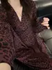 Pijama retro estilo coreano con estampado de leopardo en color vino tinto para mujer, con un diseño fluido y ligero de manga larga y pantalón largo, adecuado para uso casual en casa o como atuendo para salir en otoño.