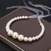 Faixa de Cabeça Elegante Estilo Hepburn com Fita e Pérolas Grandes para Meninas, Prendedor de Cabelo Elegante com Pérolas para Coque Alto, Faixa de Cabeça para Noiva
