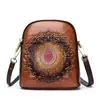 Bolso de Teléfono Móvil Nuevo, Moderno y Elegante, Bolso Pequeño Retro Personalizado para Hombro y Cruzado, Bolso de Concha Casual Versátil con Relieve de Nicho