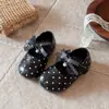 Zapatos de piel para niños 2026 nuevo modelo de verano para niñas, zapatos plateados elegantes de princesa, suela suave antideslizante, zapatos de baile de rendimiento