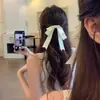Presilha de Cabelo com Laço de Fita Multicamadas Branco Estilo Novo 2026 para Mulheres, Grampo para Parte de Trás da Cabeça, Presilha para Meio Preso, Acessório de Cabelo Top Clip