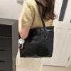 Bolsa de Grande Capacidade Bolsa Feminina 2024 Nova Primavera Estilo Ocidental Contraste de Cores Costura Classe Bolsa de Ombro Saco
