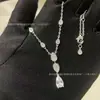 Colar de Gota de Água em Favo de Mel Josephine em Formato V de Alto Padrão para Mulheres com Diamantes Incrustados, Corrente de Clavícula Flash de Luxo Leve, Sensação de Alto Padrão, Venda Direta do Fabricante