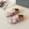 Sapatos de Couro com Solado Macio para Meninas Outono 2026 Sapatos de Princesa com Laço e Strass Sapatilhas Mary Jane Infantis Sapatos de Performance para Meninas