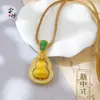 Pingente Trendy de Cobre Banhado a Ouro em Formato de Cabacinha com Diamantes, Incrustação de Jade e Corrente Exquisita de Clavícula de Luxo Leve
