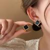 Pendientes cuadrados tridimensionales retro blanco y negro de aguja plateada, nuevos pendientes geométricos creativos, diseño de moda, pendientes de alta gama para mujer