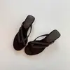 Chanclas tejidas de moda para mujer, nuevo estilo Verano 2026, chanclas con tira de dedo y tacón de cuña antideslizantes para uso en exteriores, zapatos de playa para vacaciones