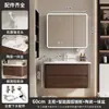 Conjunto de gabinete de baño estilo mediados de siglo de madera de nogal y aluminio de panal, incluyendo un lavabo de cerámica y tocador para el baño