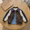 Conjunto de Chaqueta de Cuero para Niños 2026 Otoño Nuevo Estilo Deportivo Chaqueta Color Block Leggings Rayados Pantalones Jogger Conjunto de Tres Piezas