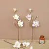 Buquê de flores artificiais de magnólia com toque de EVA, usado para decoração de cenas, criando uma estética de alto padrão e como arranjo floral com flores de magnólia.