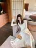 Vestido Blanco de Encaje Francés de Cuello Alto para Mujer Invierno Manga Larga Ceñido a la Cintura Elegante Falda Larga Base Vestido de Banquete para Celebridades