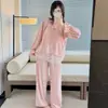 602 # Conjunto de ropa de estar de gasa color melocotón con sujetador incorporado, nuevo estilo otoño/invierno, con algodón colorido, colores lisos simples y cuello redondo con ribete de encaje