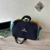 Novas bolsas de viagem para outono e inverno: malas com blocos de cores inspiradas na dopamina, bolsas tote de grande capacidade e leves, e bolsas tiracolo para esportes/fitness
