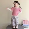 Conjunto de otoño para niña estilo coreano 2026 nuevo modelo, súper lindo top dulce a rayas de dos piezas falsas para bebé con pantalones cargo grises