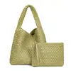 En stock 2024 Nueva Bolsa de Gran Capacidad Moda Femenina Tendencia Axila Hombro Bolso Tejido a Mano para Mujer Texto Suave