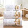 Conjunto de toalhas de algodão puro acetinado platina, incluindo três peças: toalha de banho, toalha de mão e toalha de rosto. Qualidade de ponta, adequada para hotéis, salões de beleza e saunas. Venda por atacado disponível diretamente do fabricante