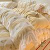 Juego de cama de cuatro piezas de terciopelo coral de leche engrosado de doble cara, ropa de cama de franela de invierno, falda de cama más gamuza, sábanas, funda de edredón