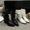 Hebilla de Cinturón Estilo Maduro Botas Cortas Martin para Mujer 2026 Otoño/Invierno Nueva Llegada Punta Puntiaguda Tacón Grueso Botas Fruncidas Apiladas Dropshipping