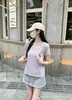 Top feminino simples de cor sólida, manga curta, gola U, estilo básico, para o dia a dia, fornecimento no atacado de lojas físicas, entrega em peça única