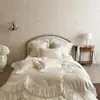 Conjunto de Cama de Quatro Peças A-Class em Veludo Leite com Estampagem a Quente Francesa com Capa de Edredom com Acabamento em Chiffon Multicamadas Colcha Conjunto Quente para Outono/Inverno Espesso