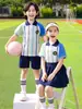 Traje Deportivo de Fútbol para Estudiantes de Primaria Manga Corta Uniforme de Desempeño del 1 de Junio para Jardín de Infantes Uniforme de Clase Set de Cuatro Piezas Set de Uniforme Escolar de Primavera y Otoño